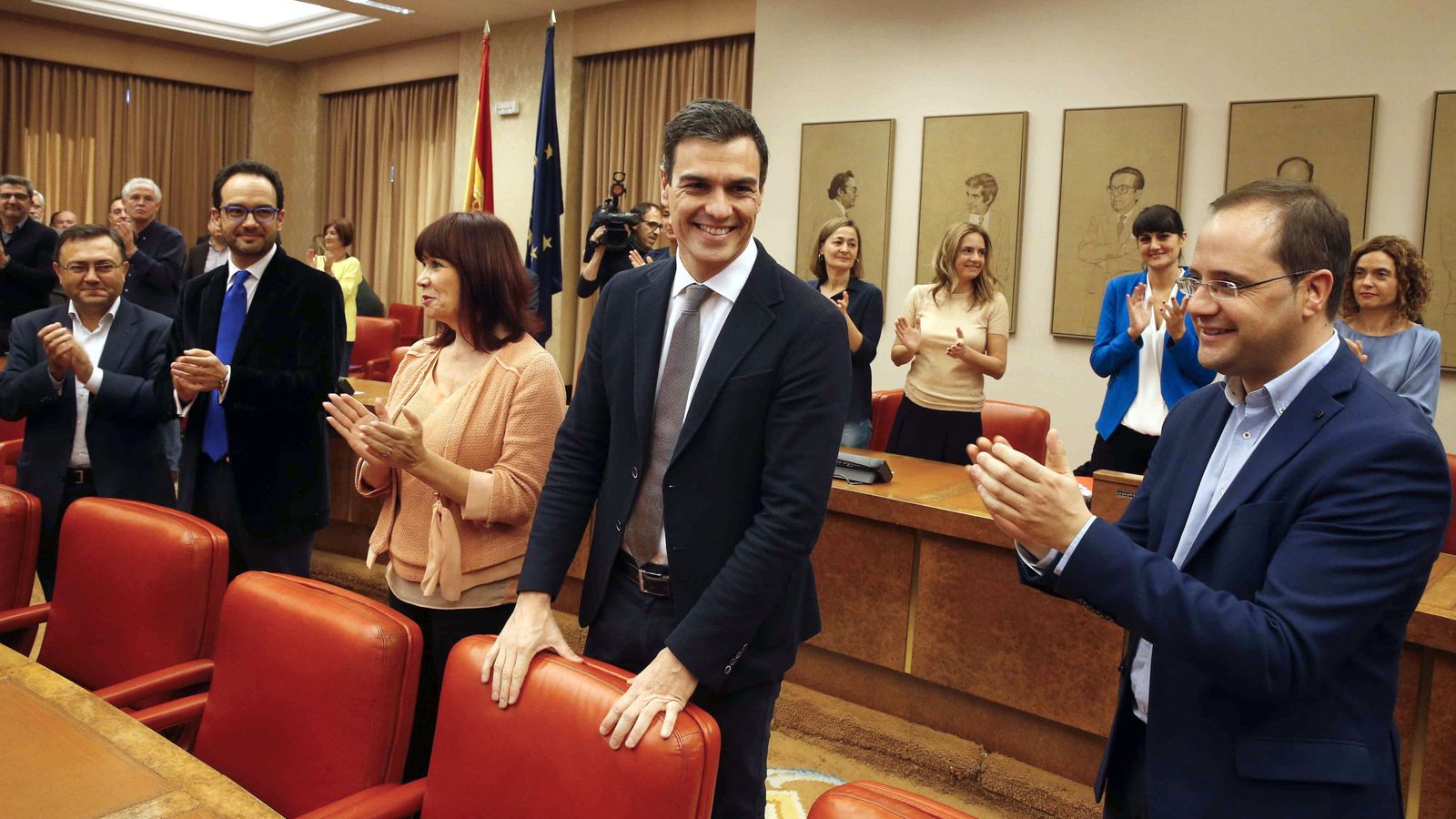 Foto: Pedro Sánchez, con la presidenta del PSOE y su número dos, Micaela Navarro y César Luena, y el portavoz socialista, Antonio Hernando, este 3 de febrero en el Congreso. (EFE)