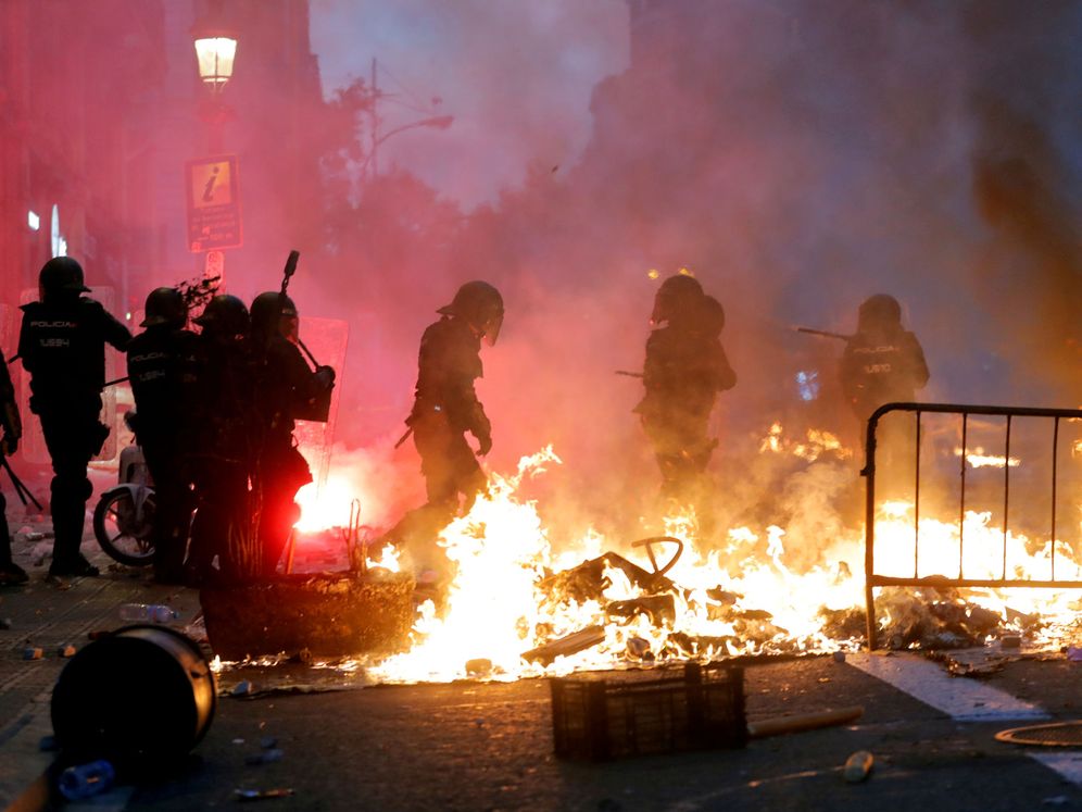 Foto: La Policía lucha por eliminar una barricada durante las protestas de Barcelona. (Reuters)