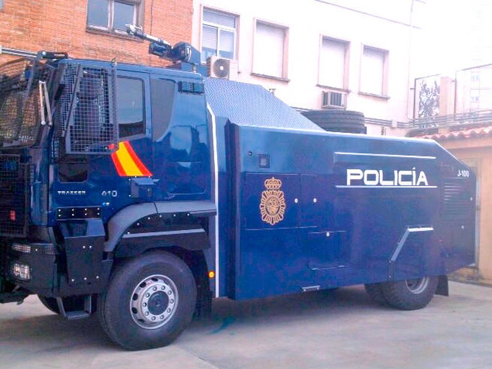 Foto: Furgón antidistubios de la Policía Nacional con un cañón de agua.