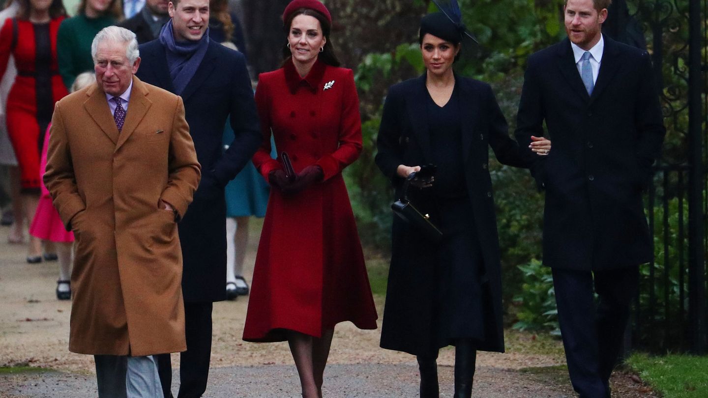 El príncipe Carlos, sus hijos y nueras de camino a la capilla. (Reuters)