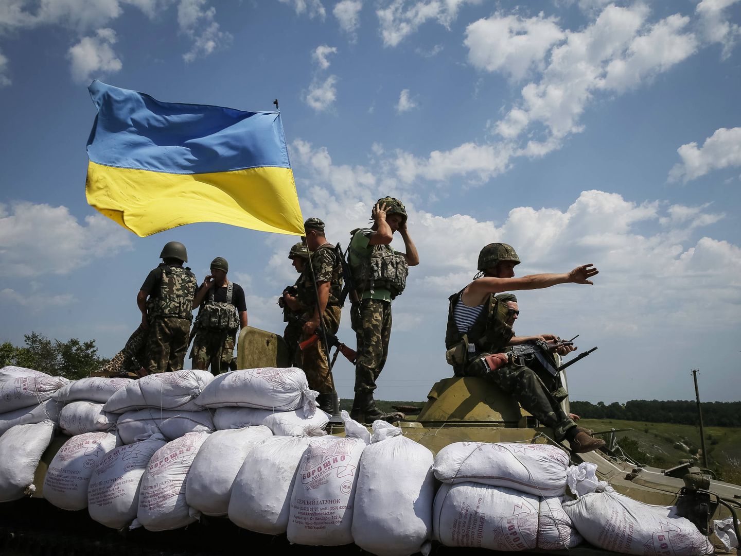 Tropas ucranianas en el frente de guerra en 2014. (Reuters)