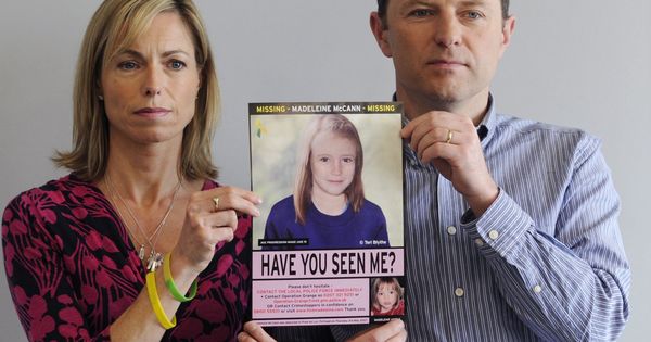 Foto: Los padres de Madeleine McCann sostienen una imagen de su hija como sería ahora. (Efe)