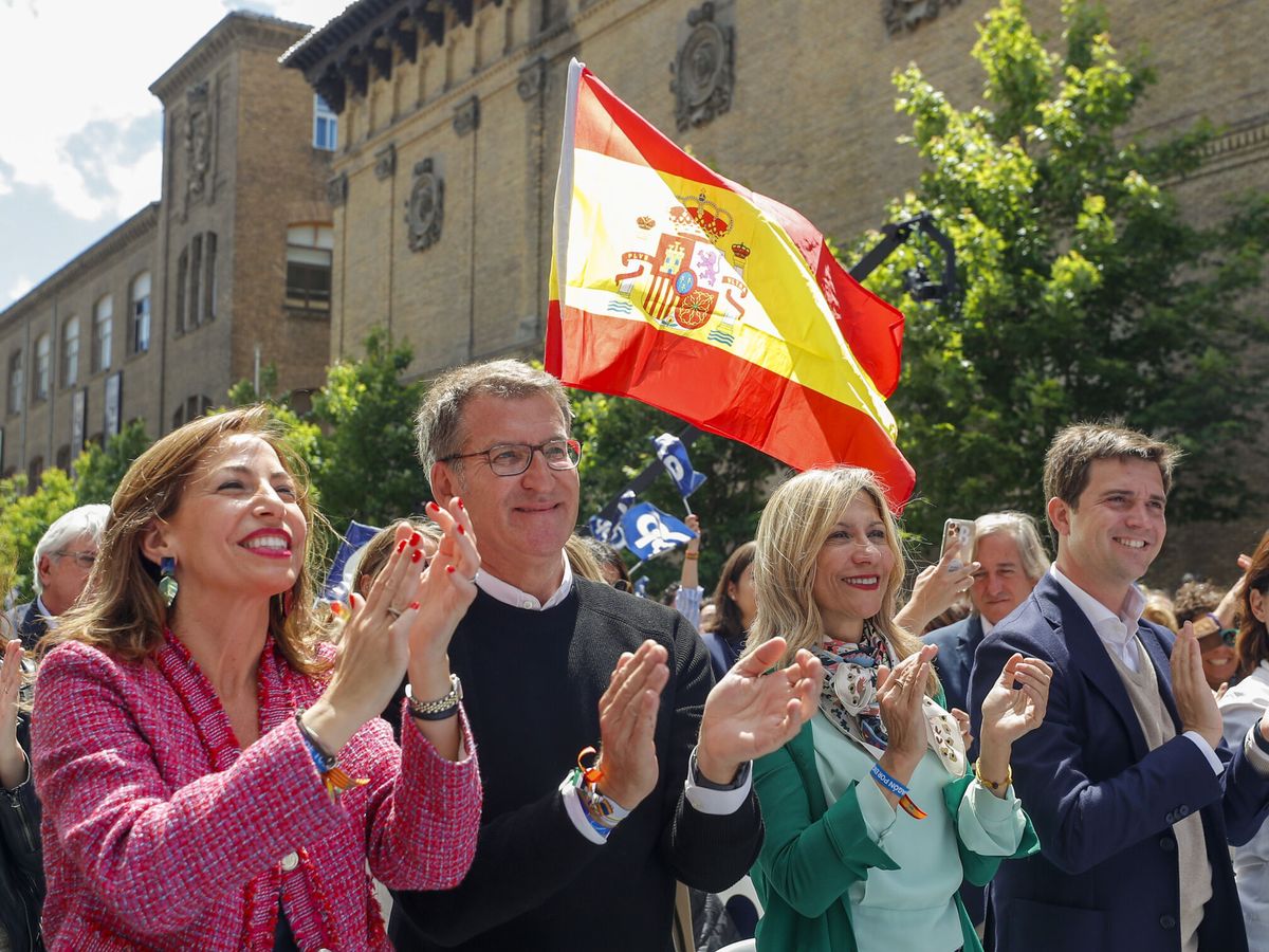 Foto: El líder del PP, Alberto Núñez Feijóo (2i), respalda a la candidata a la alcaldía de Zaragoza, Natalia Chueca (i). (EFE/Javier Cebollada)