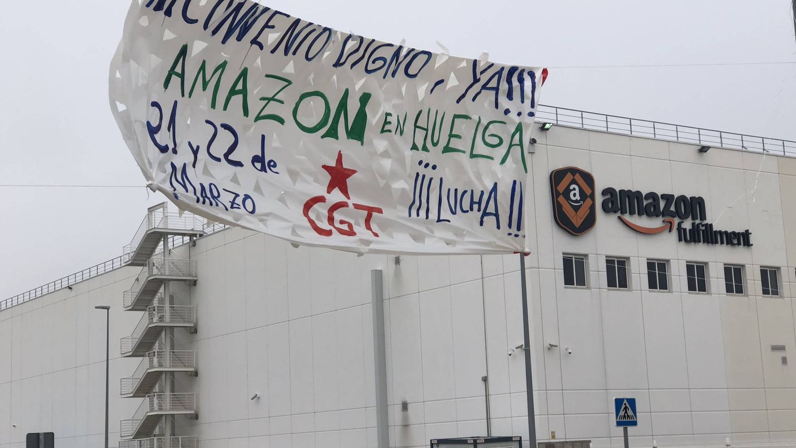 Foto: Un cartel anuncia la huelga a unos pocos metros del almacen de San Fernando de Henares. (M.Mcloughlin)