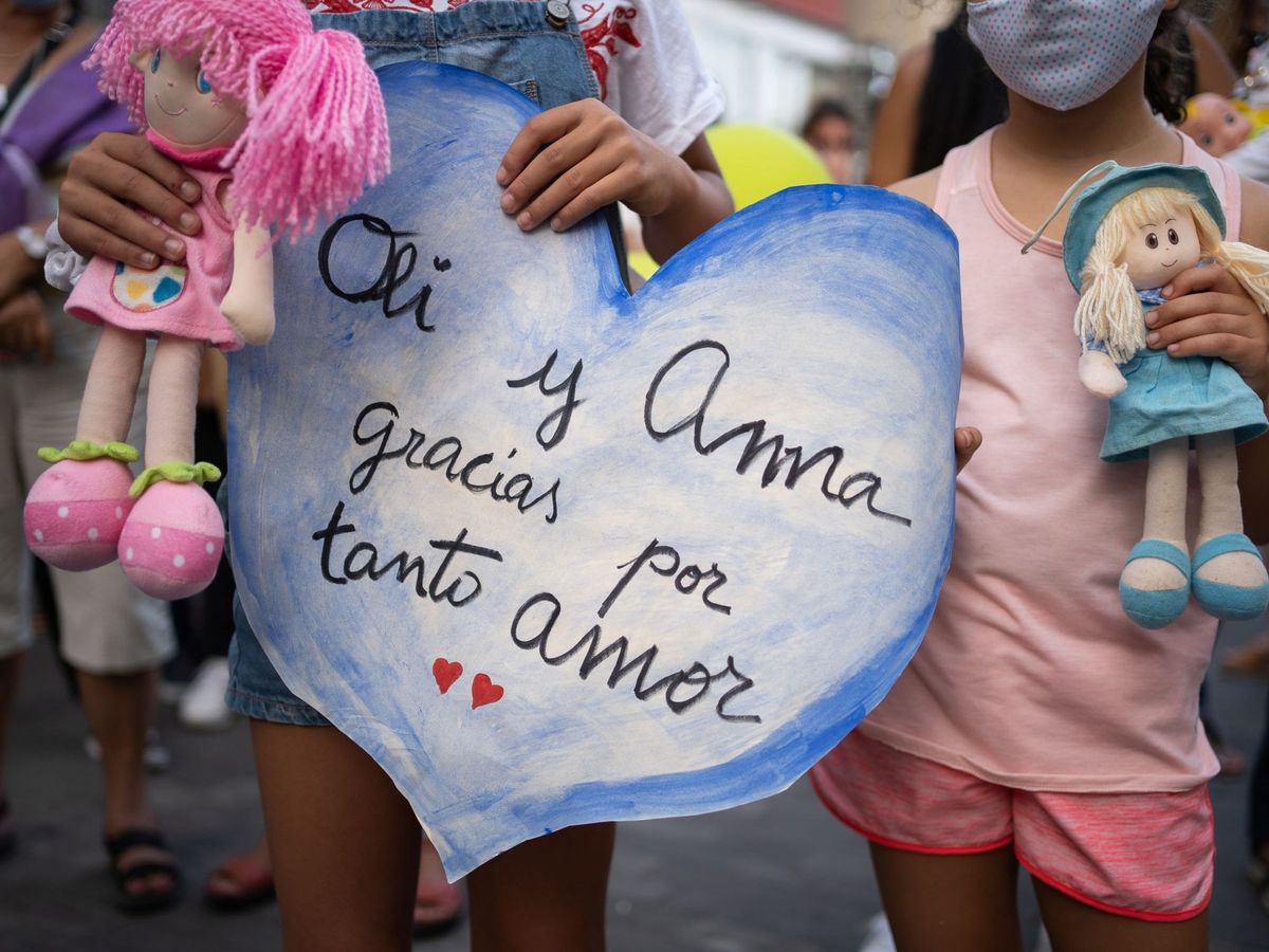 Foto: Una pancarta en recuerdo de las niñas asesinadas por su padre (EFE/De la Rocha) 