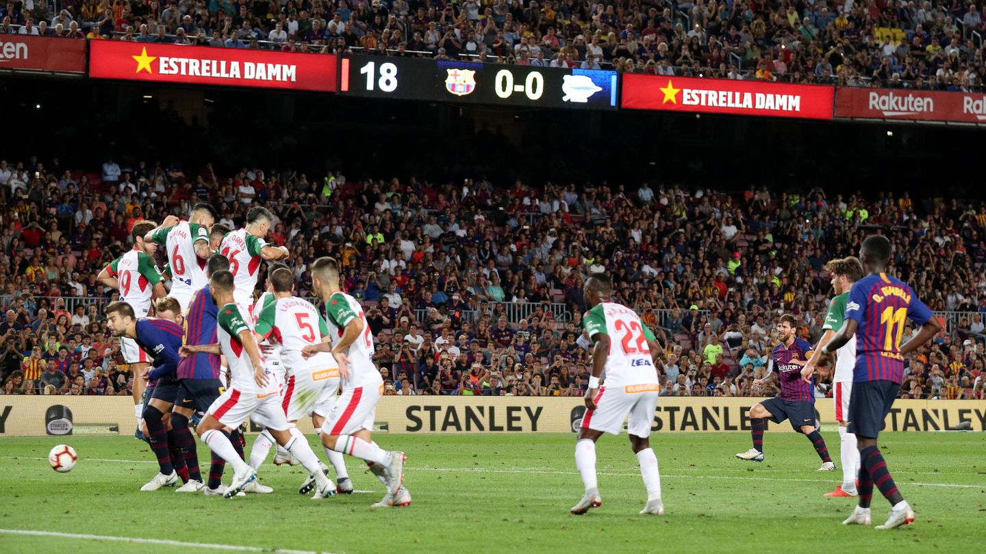 Messi metió el gol de falta por debajo de la barrera. (Reuters)