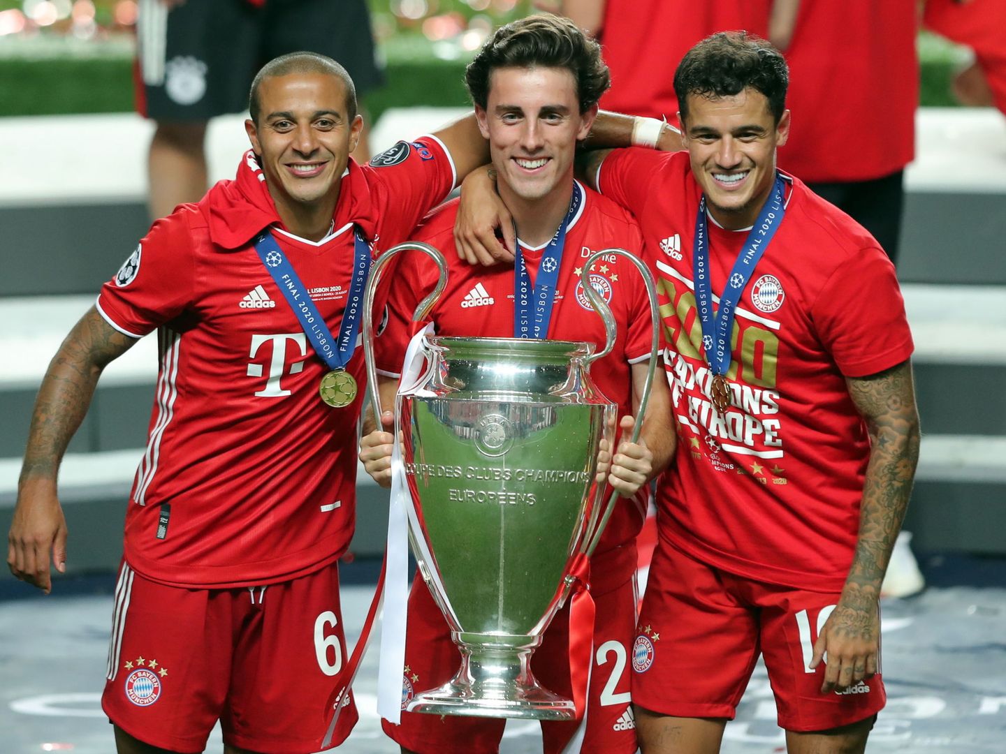 Thiago Alcántara, Álvaro Odriozola y Coutinho, con la Copa de Europa ganada por el Bayern. (REUTERS)