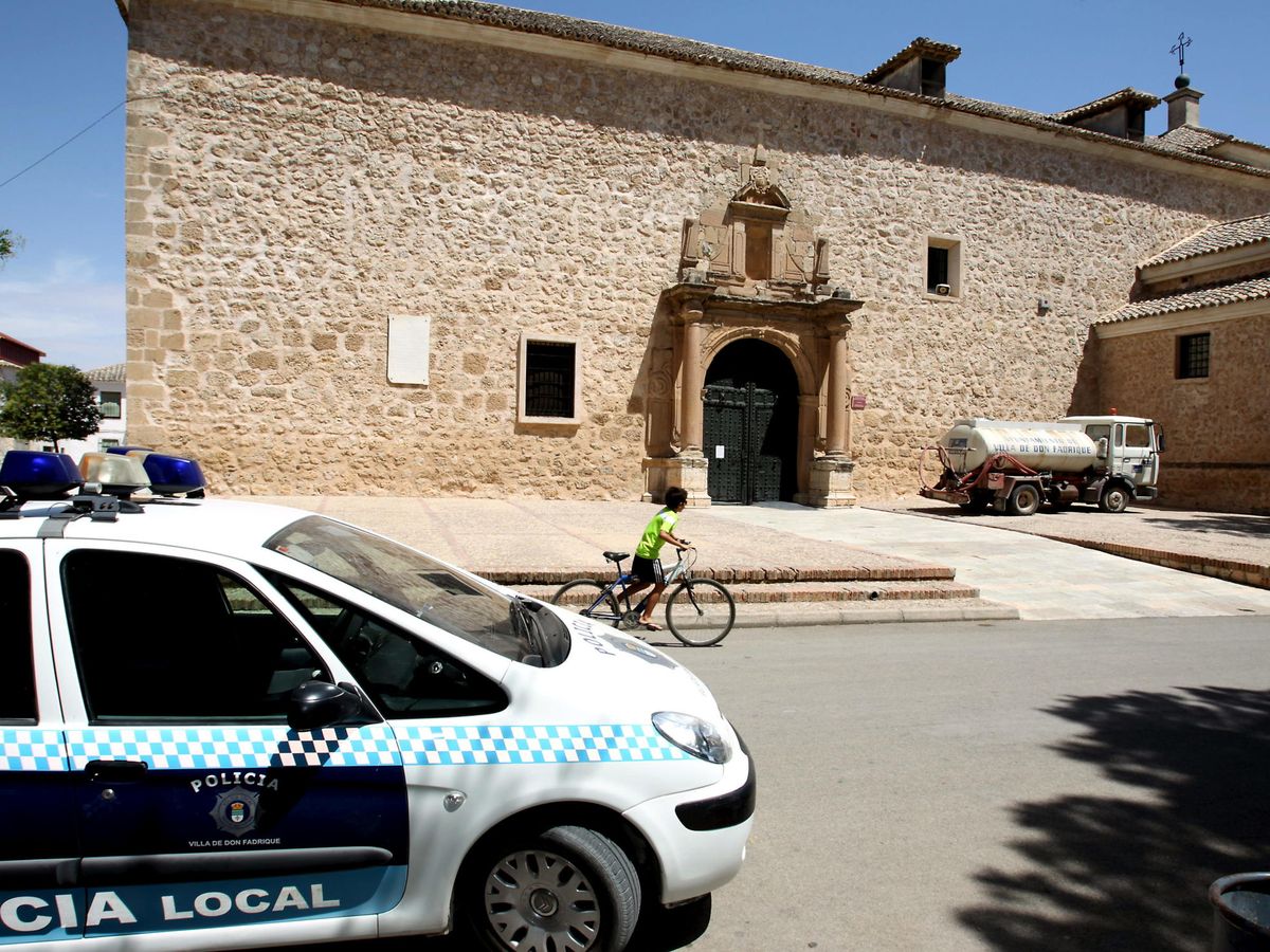 Foto: Un vehículo de la Policía Local. (EFE/Mariano Cieza Moreno)