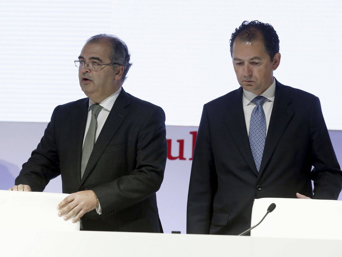 Foto: Ángel Ron (i) y Francisco Gómez (d), presidente y CEO de Popular en 2016. (EFE)