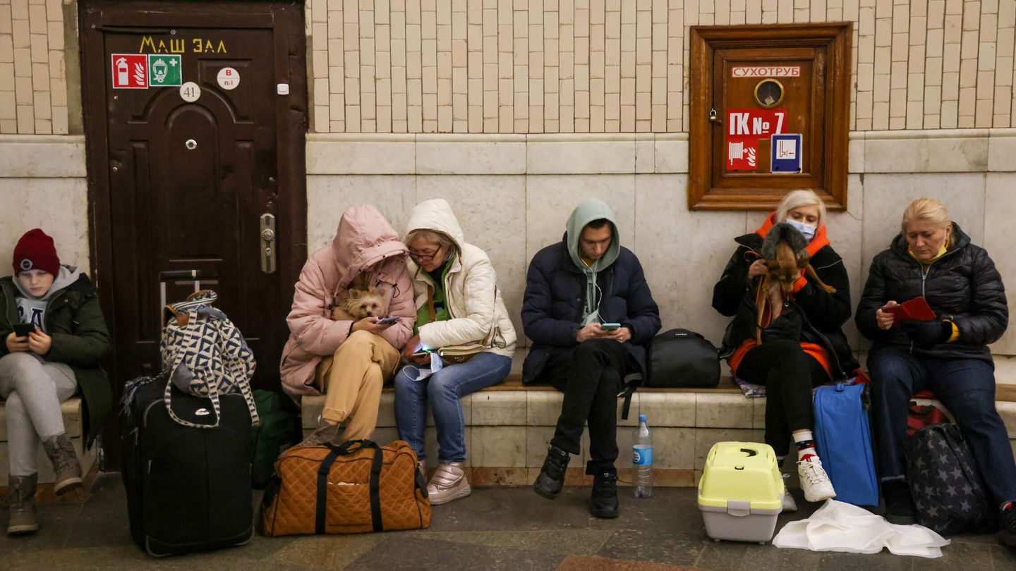Ucranianos se refugian en una estación de metro a modo de búnker antibombardeos. (Reuters/Umit Bektas)