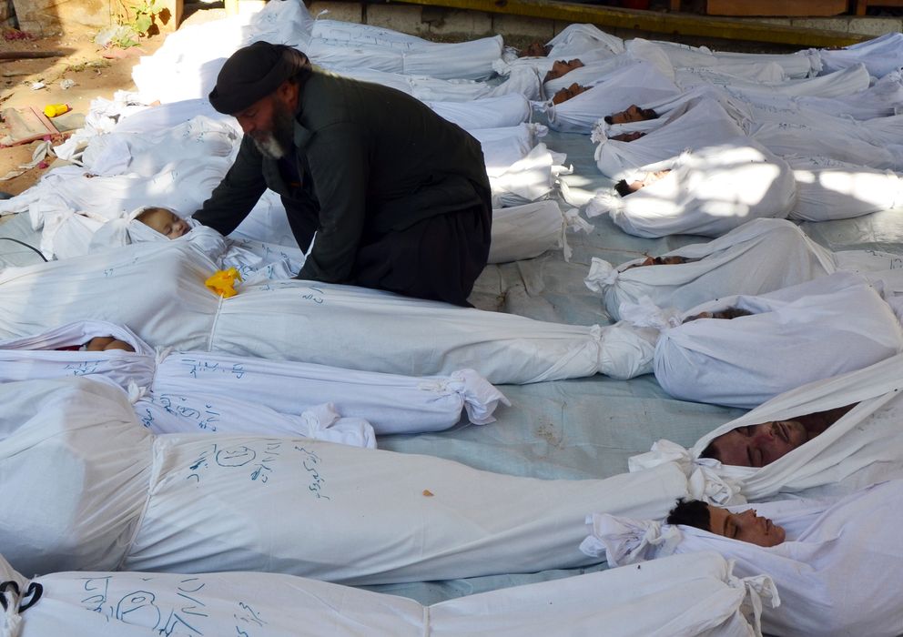 Foto: Un hombre sostiene el cadáver de un niño muerto supuestamente en el ataque químico en Guta, cerca de Damasco (Reuters).