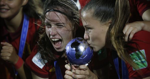Foto: Eva Navarro (i) y Claudia Pina (d) celebran la victoria ante México tras la final del Mundial Sub17. (EFE)