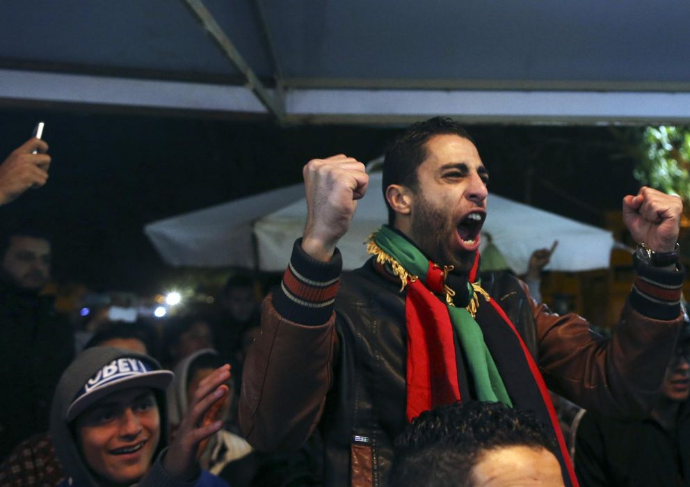 Foto: Un aficionado libio celebra la victoria de su selección en un café de la ciudad de Benghazi.