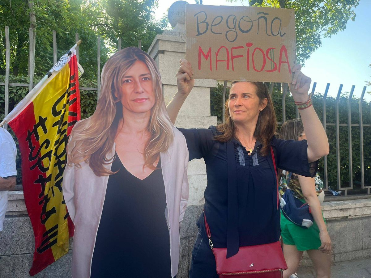 Foto: Los manifestantes trajeron un cartón a tamaño real de Begoña Gómez. (A. F.)