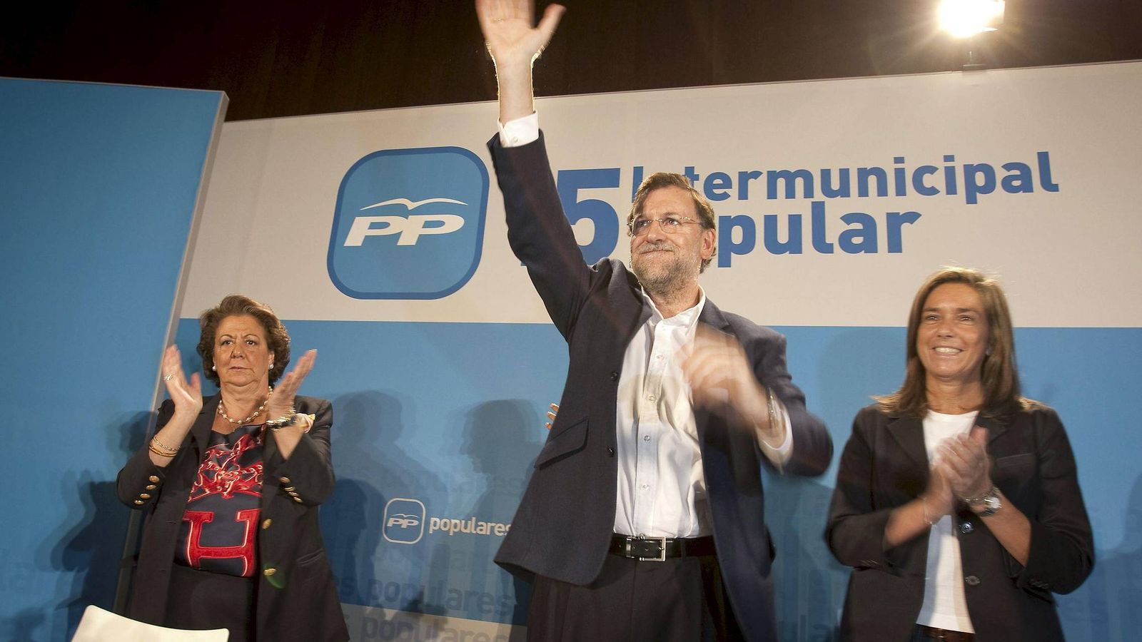 Foto: El presidente del PP, Mariano Rajoy, junto a Rita Barberá (i) y Ana Mato. (EFE)