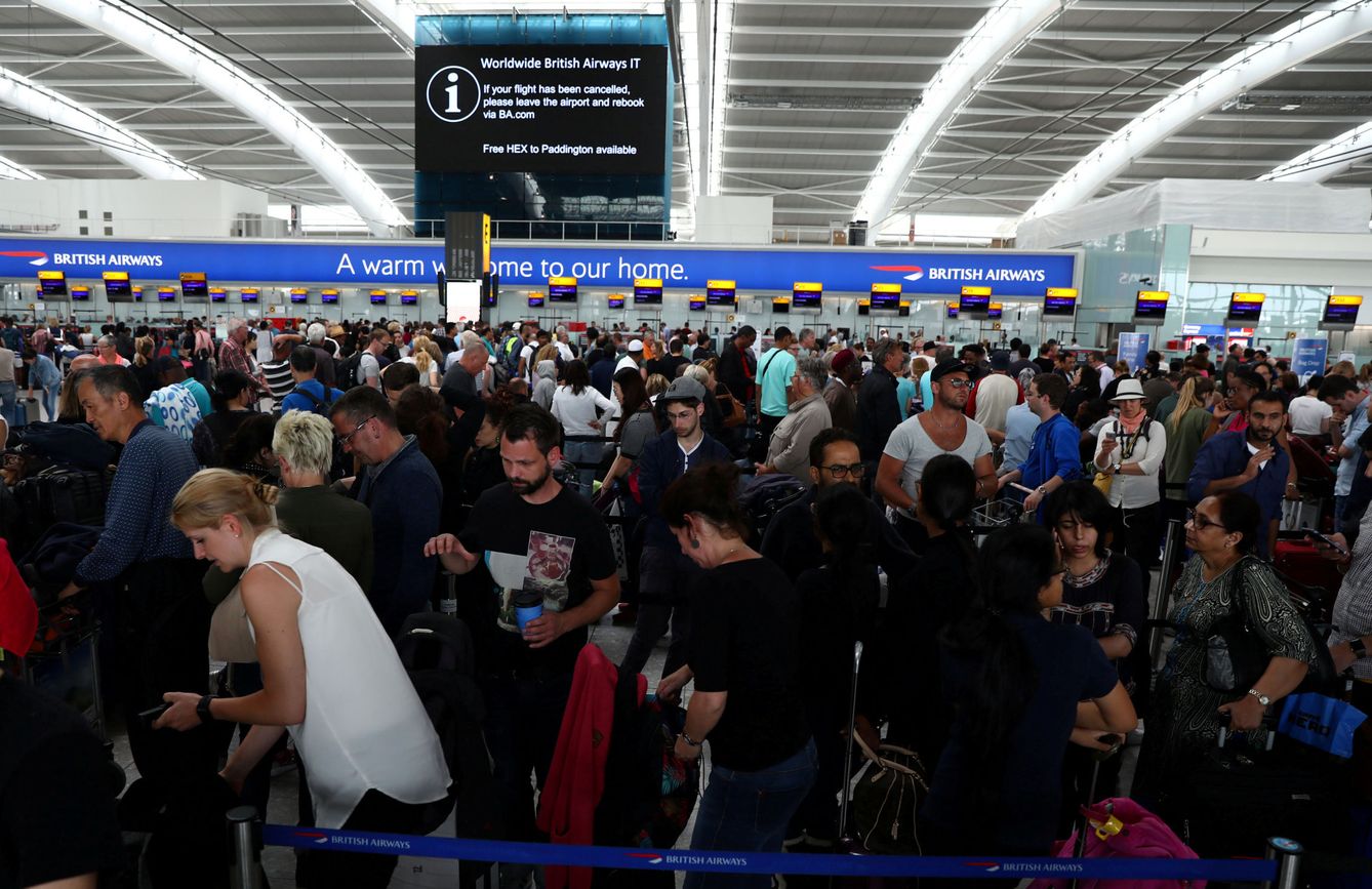 Miles de personas agolpadas en la Terminal 5 del aeropuerto de Heathrow. REUTERS
