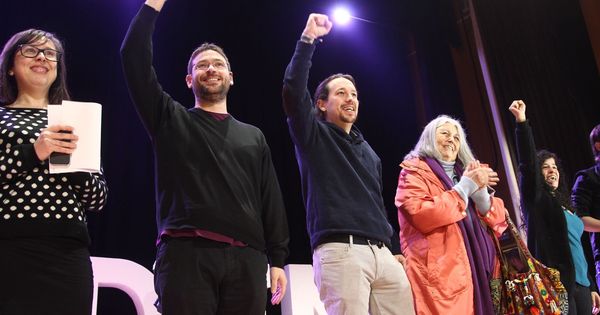 Foto: Pablo Iglesias, junto al secretario general de Podem, Albano Dante, y las dirigentes catalanas Noelia Bail (izq.) y Angels Martínez. (EFE) 