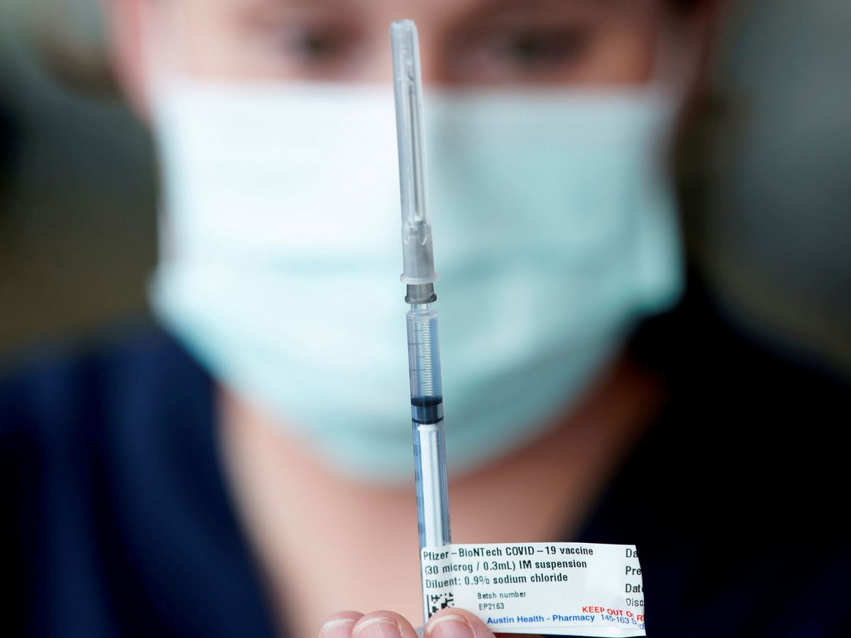 Foto: Un trabajador sanitario prepara una dosis de la vacuna de Pfizer en Estados Unidos. (Reuters) 
