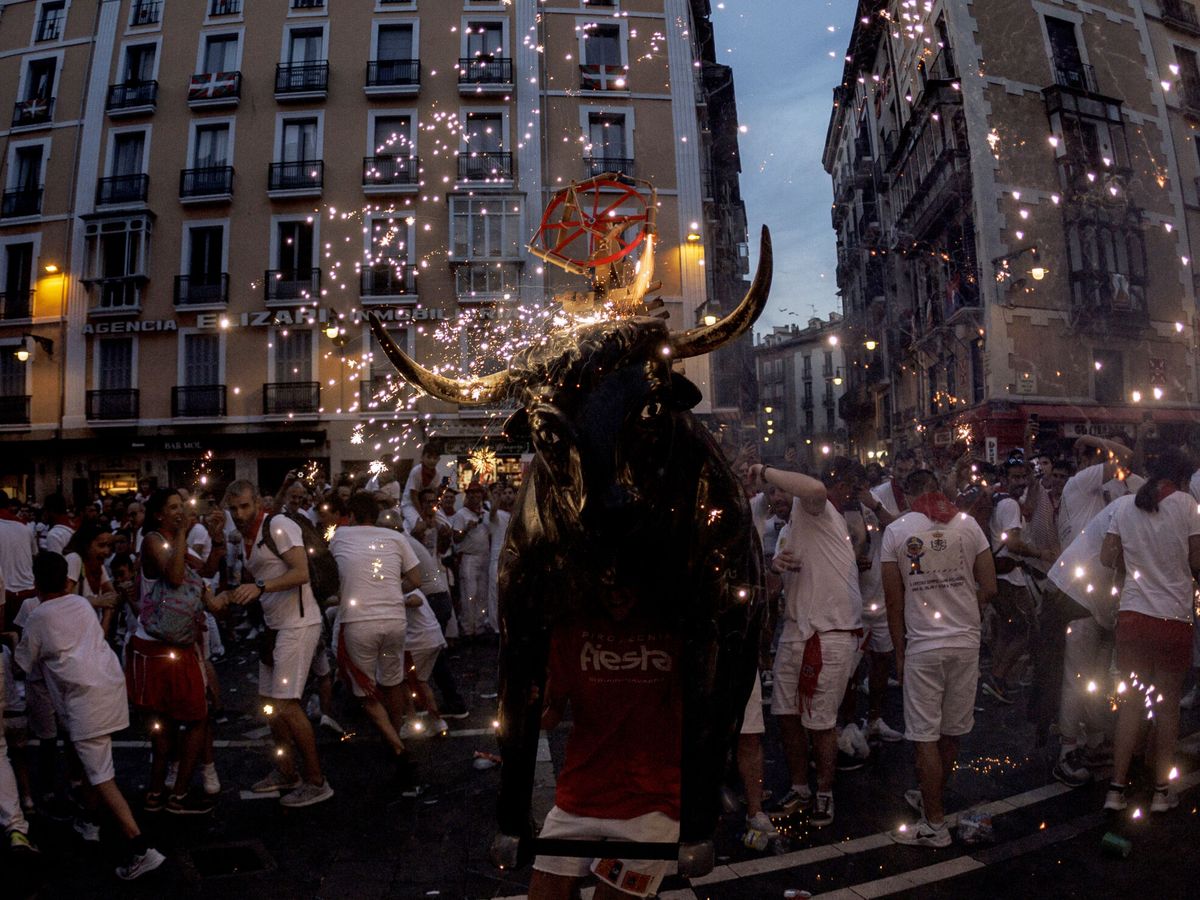 Foto: Toro de fuego en una imagen de archivo de San Fermín. (EFE/Rodrigo Jiménez)