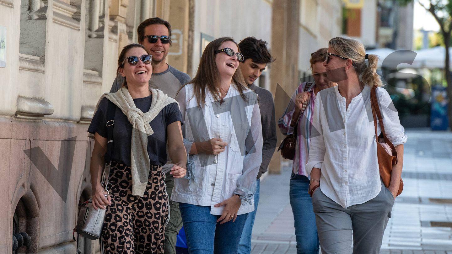 A pocos días de la boda de su hija, Sandra, madre de la duquesa (con camisa blanca, a la derecha), ha reaparecido en Madrid tras años alejada del foco. (Lagencia Press)
