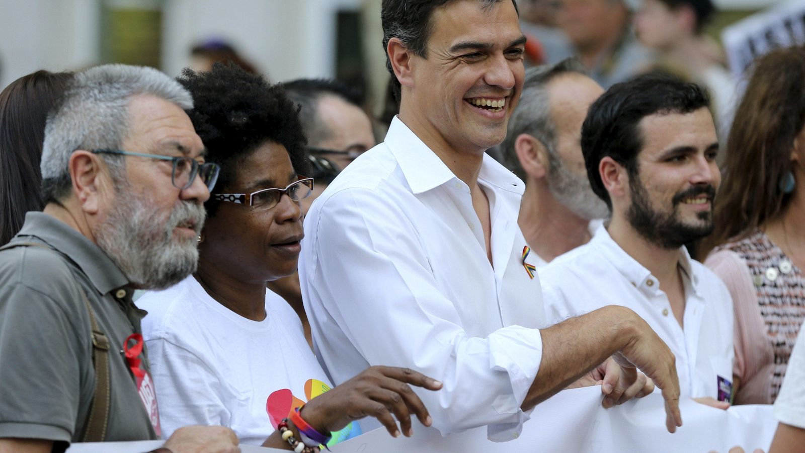 Foto: El secretario general de UGT, Cándido Méndez, el secretario general del PSOE, Pedro Sánchez, y el diputado de IU Alberto Garzón en el desfile del Orgullo Gay. (Efe)