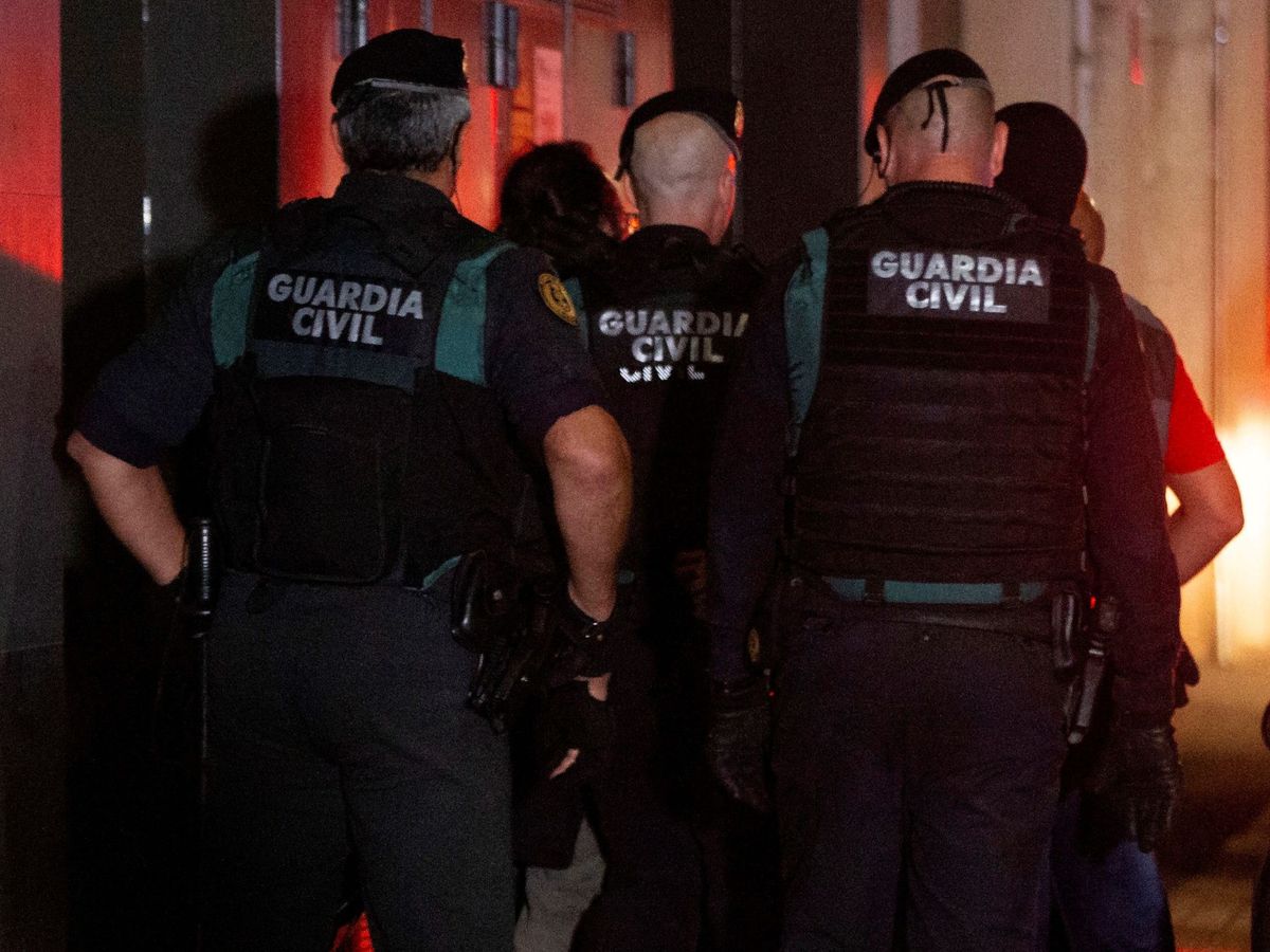 Foto: Agentes de la Guardia Civil durante la operación Judas, en la que se detuvo a los CDR procesados. (EFE)