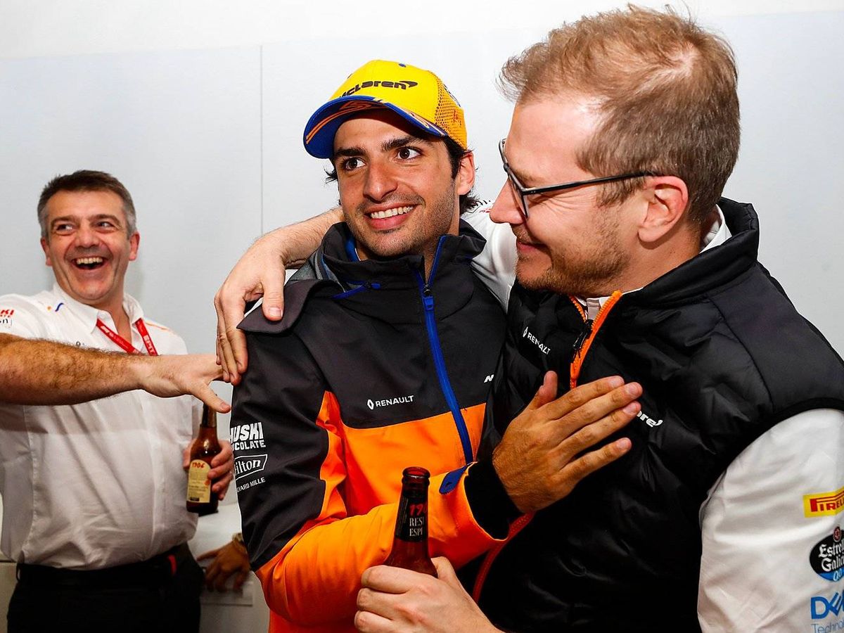 Foto: Carlos Sainz y Andreas Seidl celebran el podio en Brasil. (McLaren)