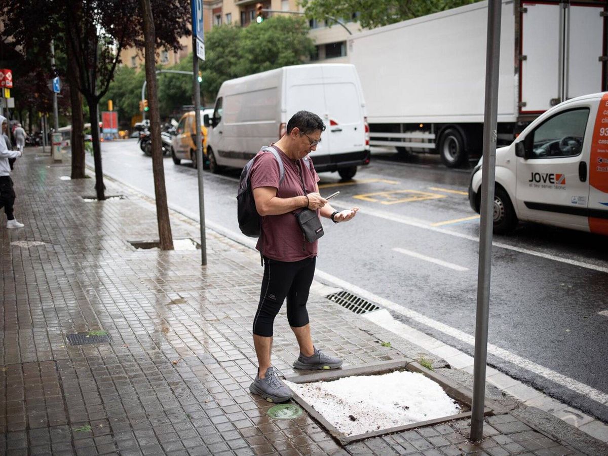 Foto: Una persona sosteniendo granizo, Barcelona. (Europa Press/David Zorrakino)