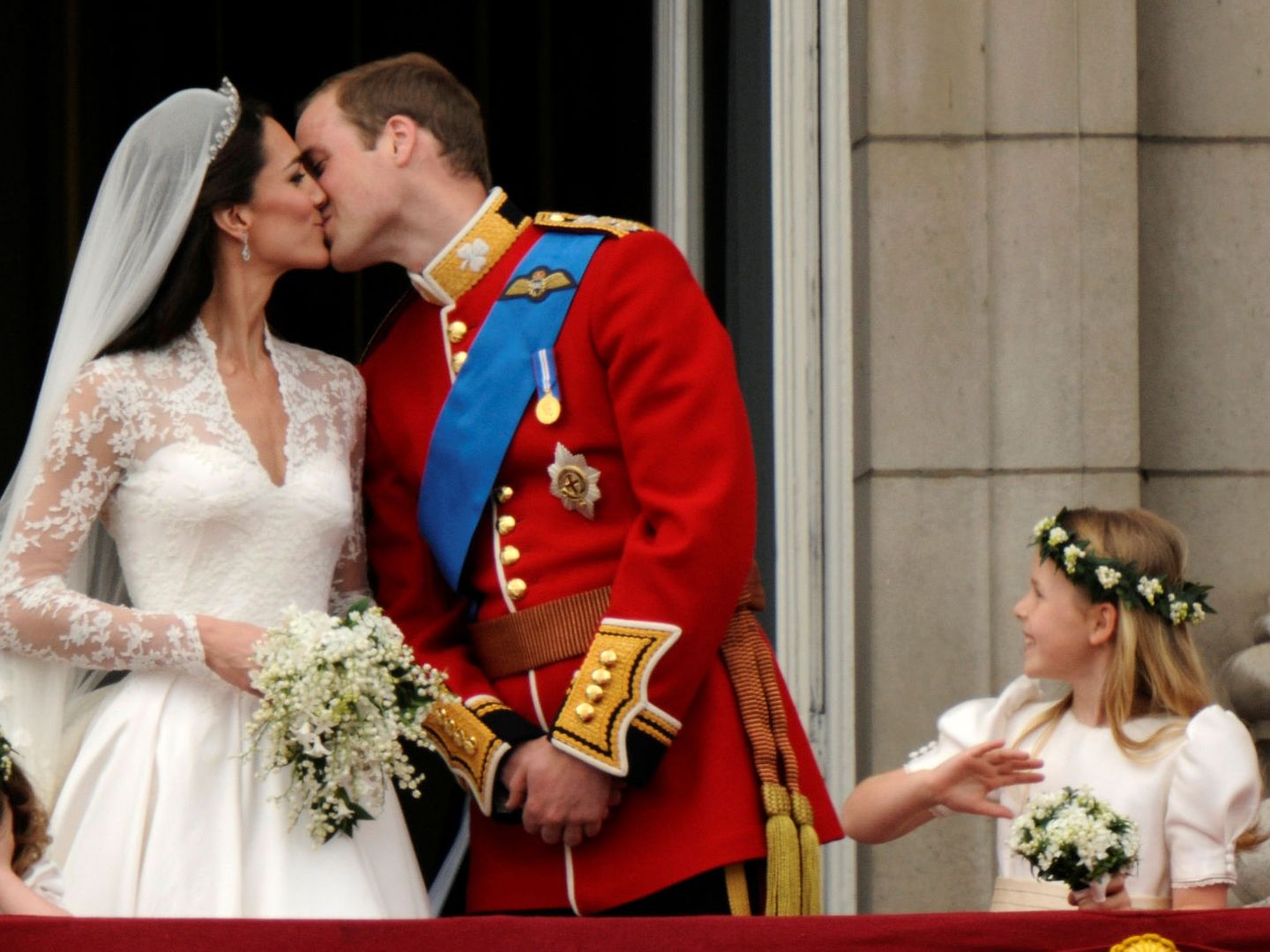 Margarita Armstrong-Jones, durante el primer beso de los duques de Cambridge como recién casados. (Reuters)