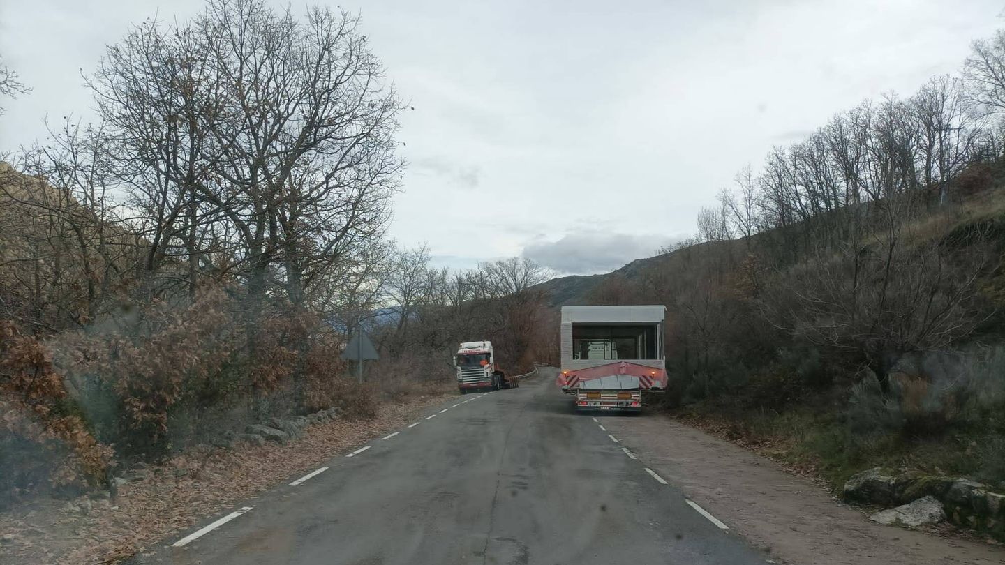Los camiones, entrando en el pueblo de Iker Casillas. (Vanitatis)