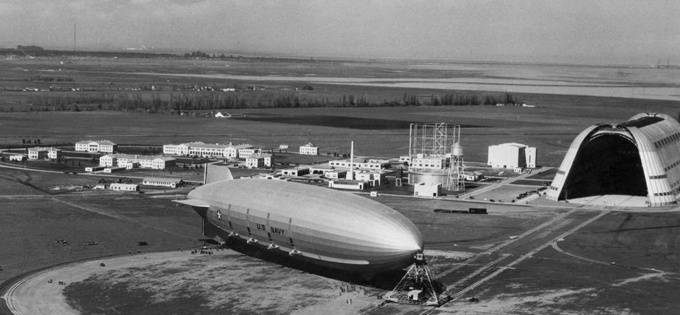 Imagen histórica del Hangar Uno (NASA Ames Research Center).  