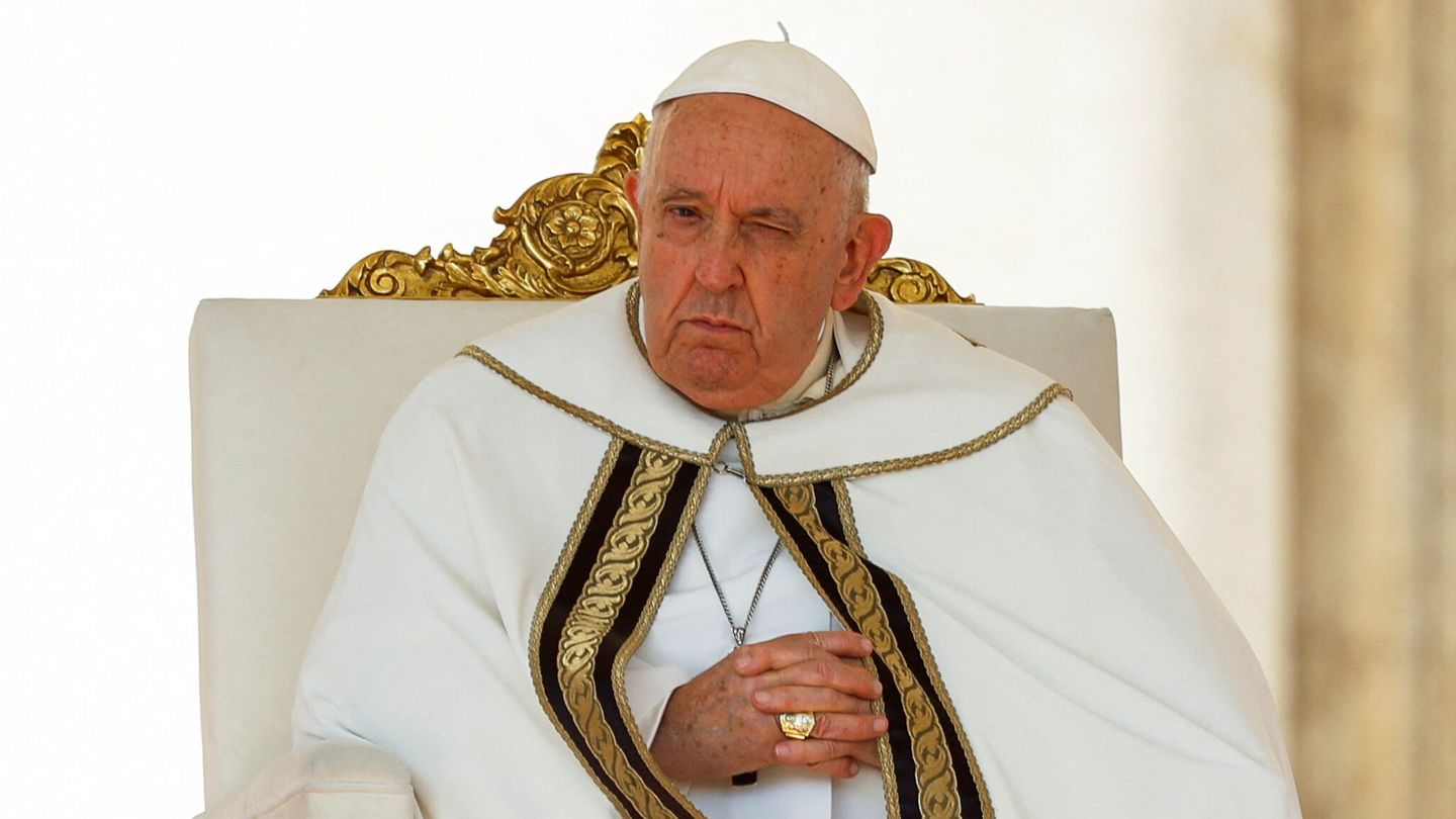 El papa Francisco, en la plaza de San Pedro del Vaticano. (Reuters/Remo Casilli)