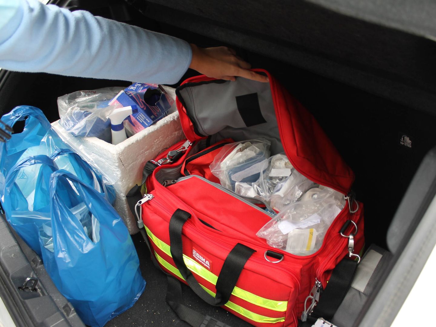 Kit de emergencia en el maletero del coche. (A.F.)