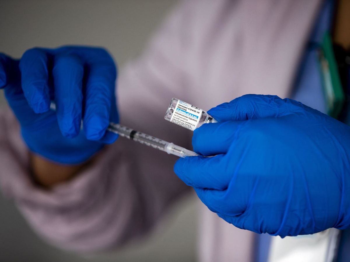 Foto: Una enfermera se prepara para inocular la vacuna de Janssen. (EFE) 