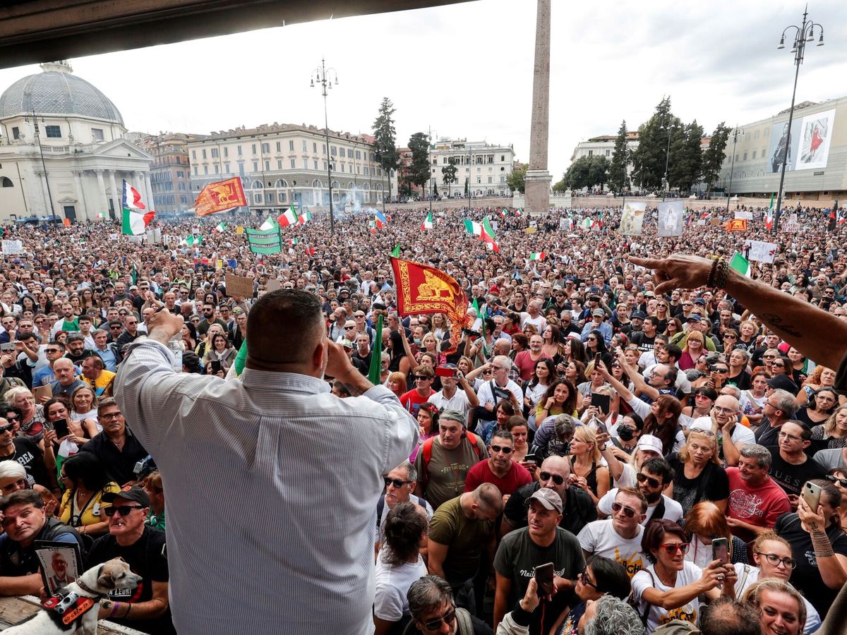 Foto: El líder del movimiento fascista AREA, Giuliano Castellino, durante una protesta contra el 'green pass'. (EFE)