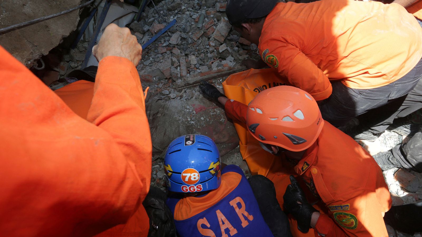 Foto: Los equipos de rescate en Indonesia. (Reuters)