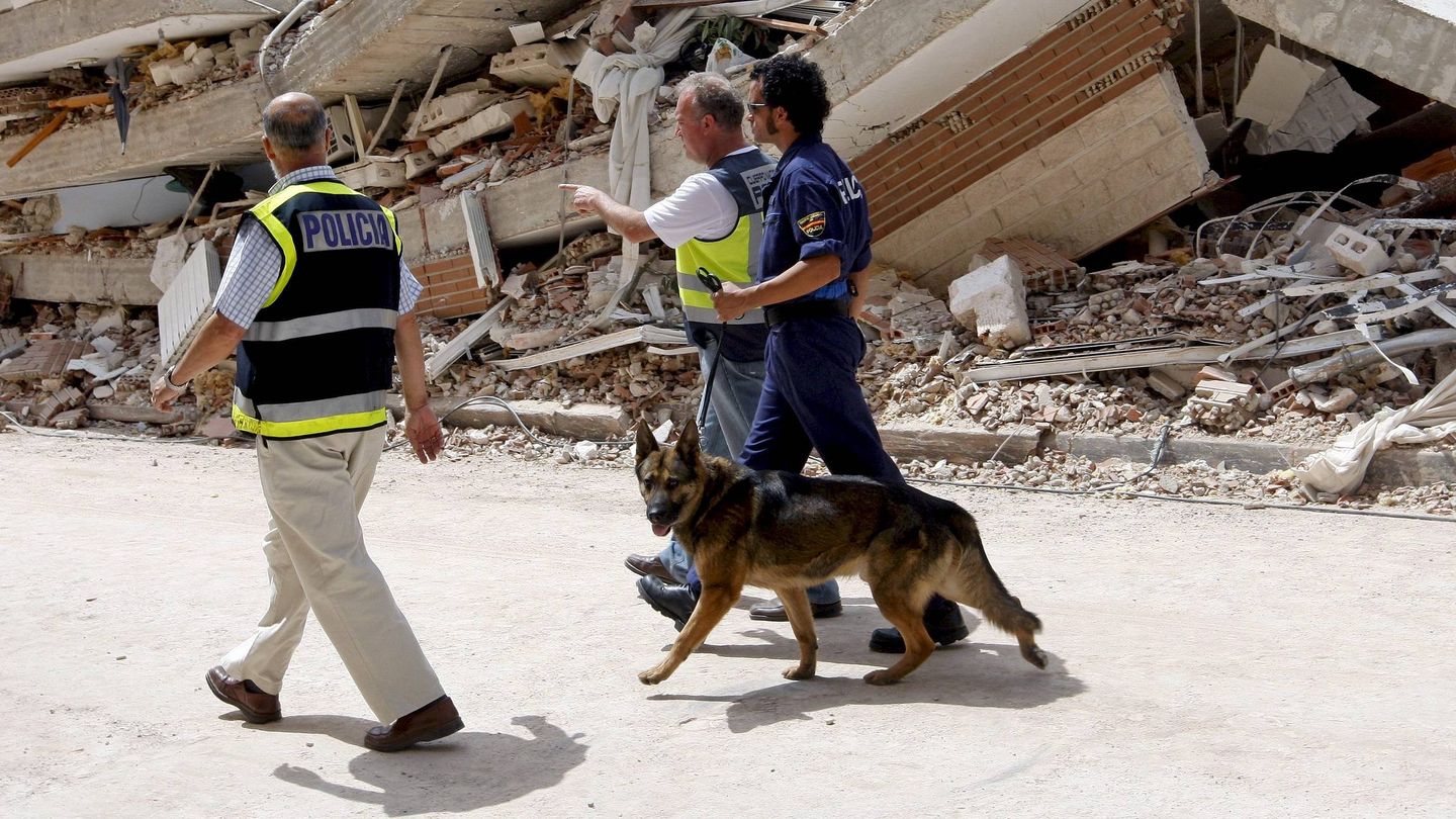Efectivos de la Policía Nacional tras el terremoto de Lorca