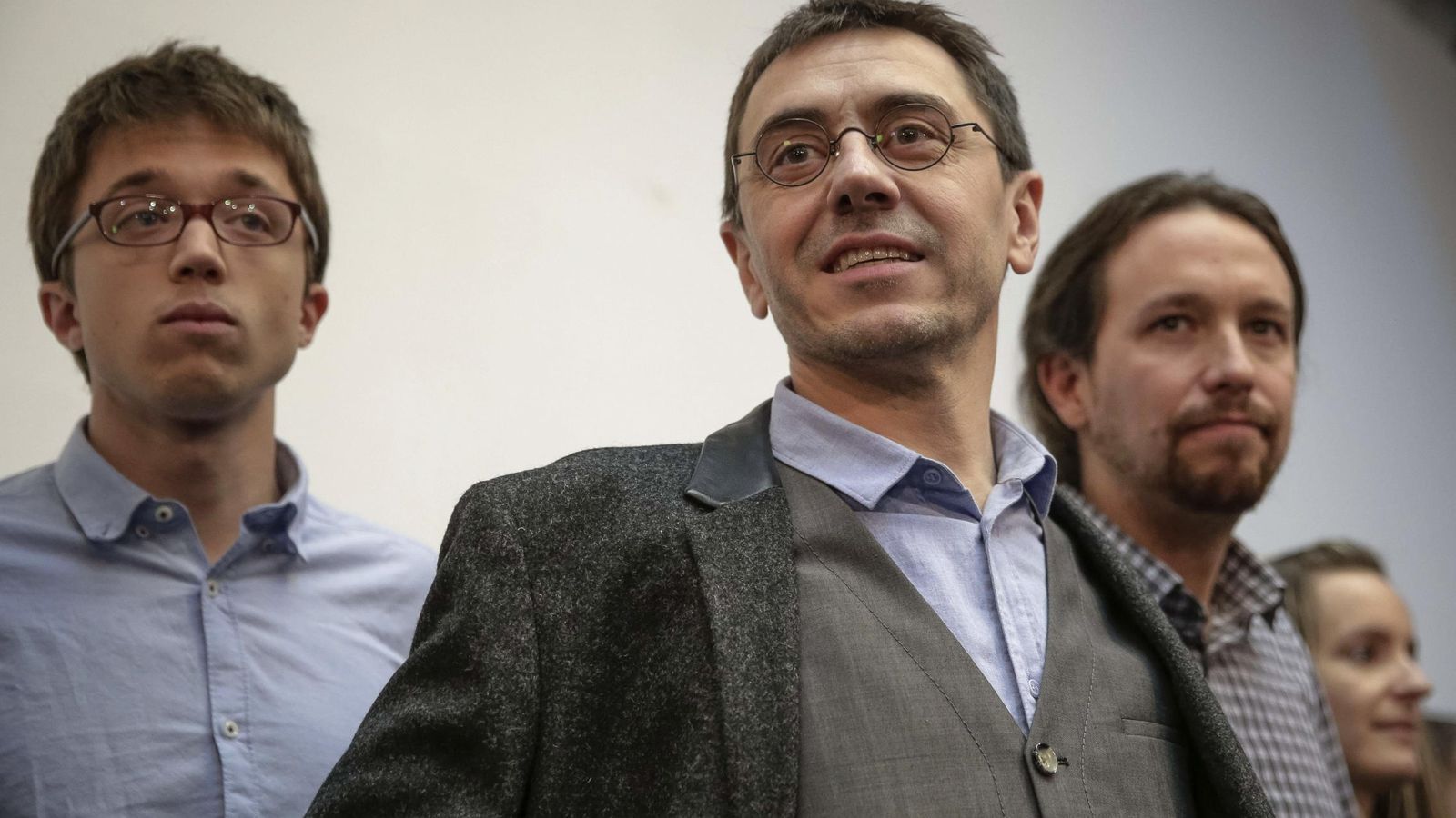 Foto: El cofundador de Podemos e ideólogo, Juan Carlos Monedero (c), el secretario general del partido, Pablo Iglesias (d), y el secretario de Comunicación y Estrategia Política, Íñigo Errejón. (EFE)