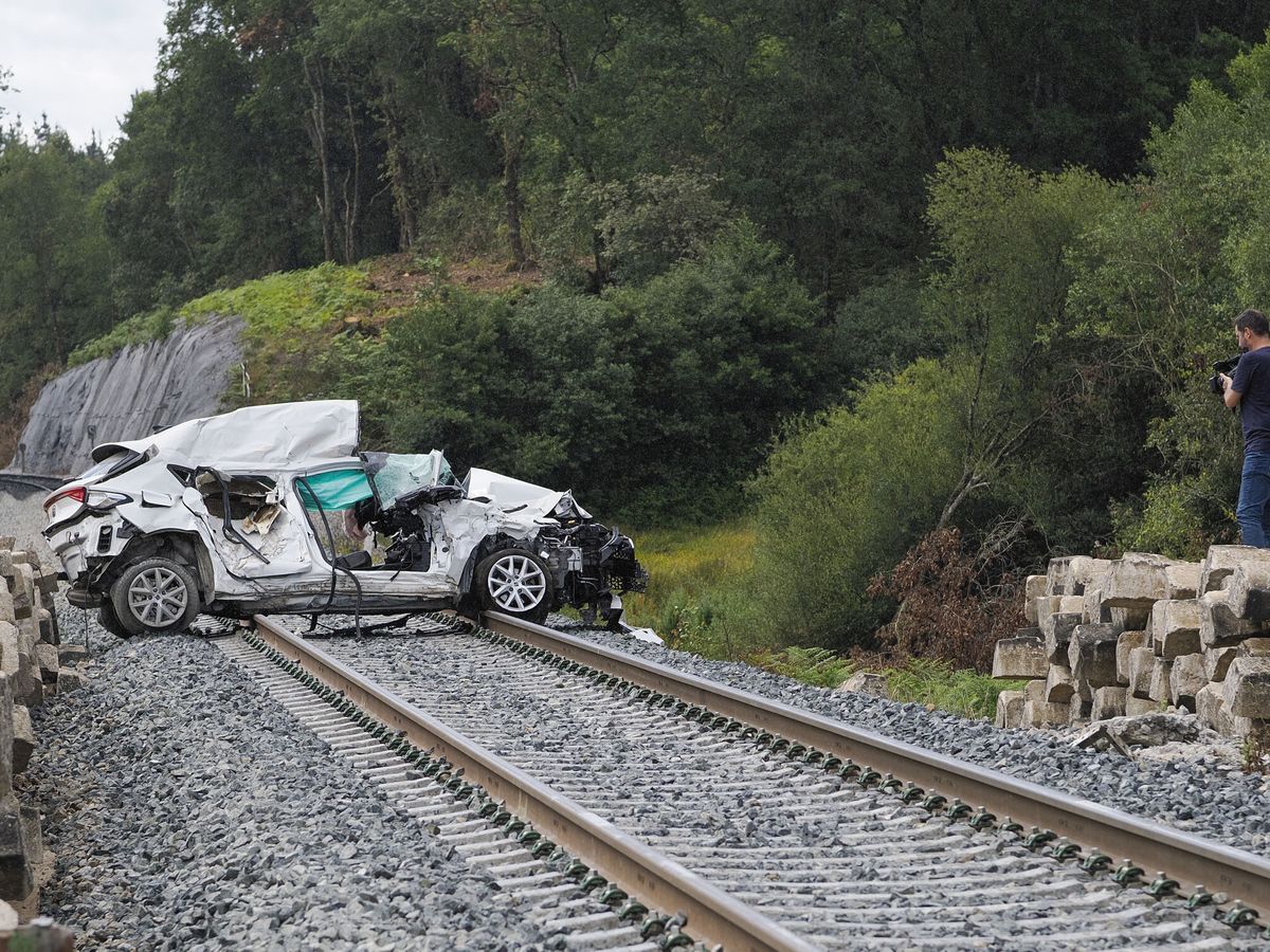 Foto: Así quedó el coche tras el accidente. (EFE/Eliseo Trigo)
