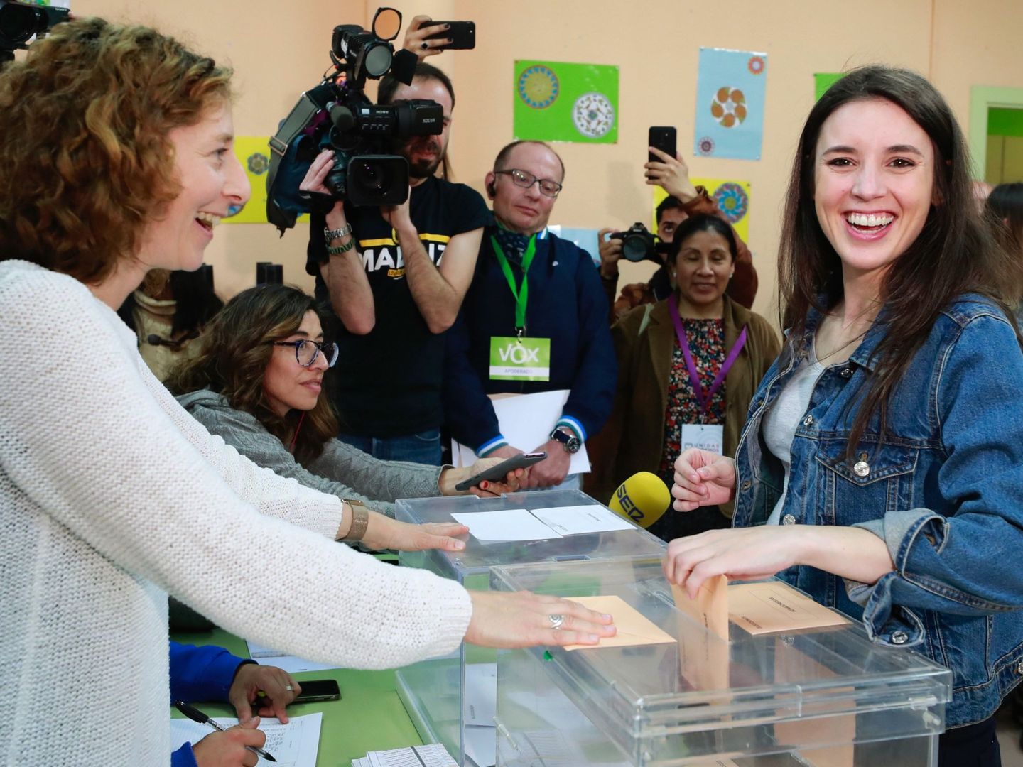La número 2 de Unidas Podemos por Madrid, Irene Montero, vota en la mesa electoral de Galapagar. (EFE)
