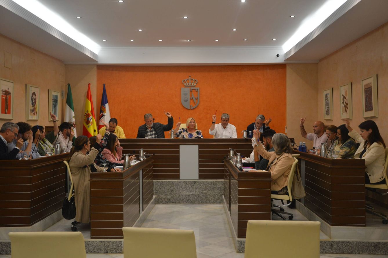 Pleno del Ayuntamiento de Almonte en el que se ve a Espina sentado a la izquierda de la alcaldesa, en el centro de la imagen. (Ayuntamiento de Almonte)