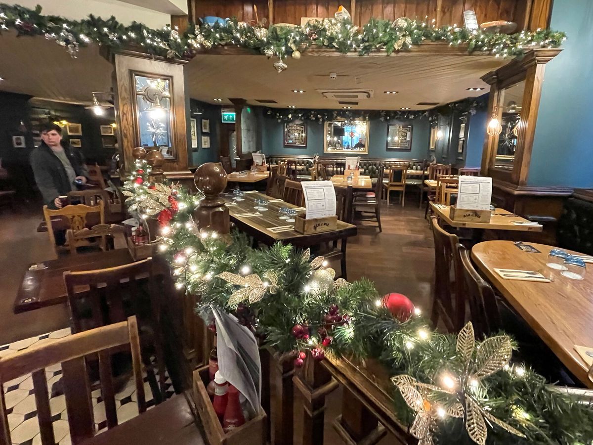 Foto: Restaurante a la espera de comensales por Navidad. (Reuters/Peter Nicholls)