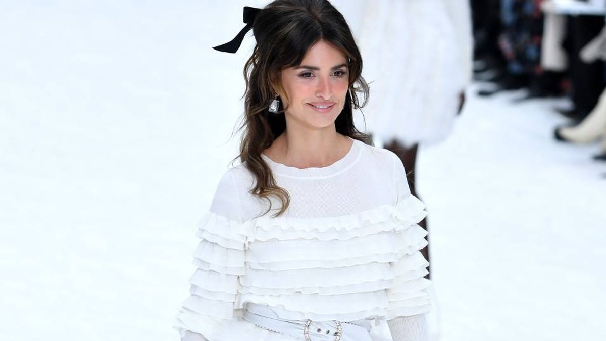 Penélope Cruz, modelo por sorpresa en el último desfile de Lagerfeld para Chanel