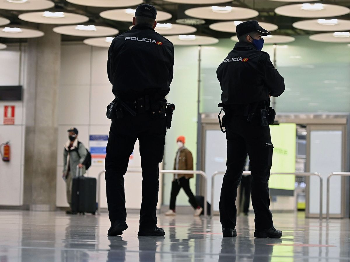 Foto: Policía en el aeropuerto de Madrid. (EFE/ Fernando Villar)