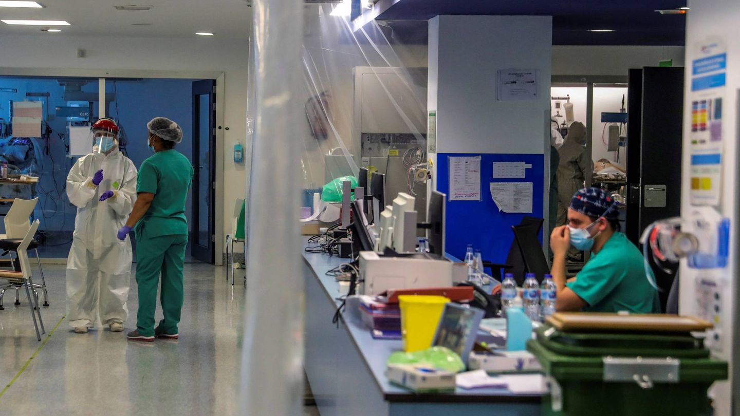 Personal sanitario en una UCI en el Hospital Puerta de Hierro, Madrid. (EFE)