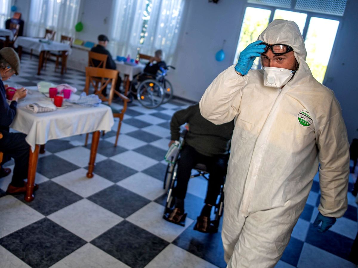 Foto: Personal especializado desinfecta una residencia de ancianos. (EFE)