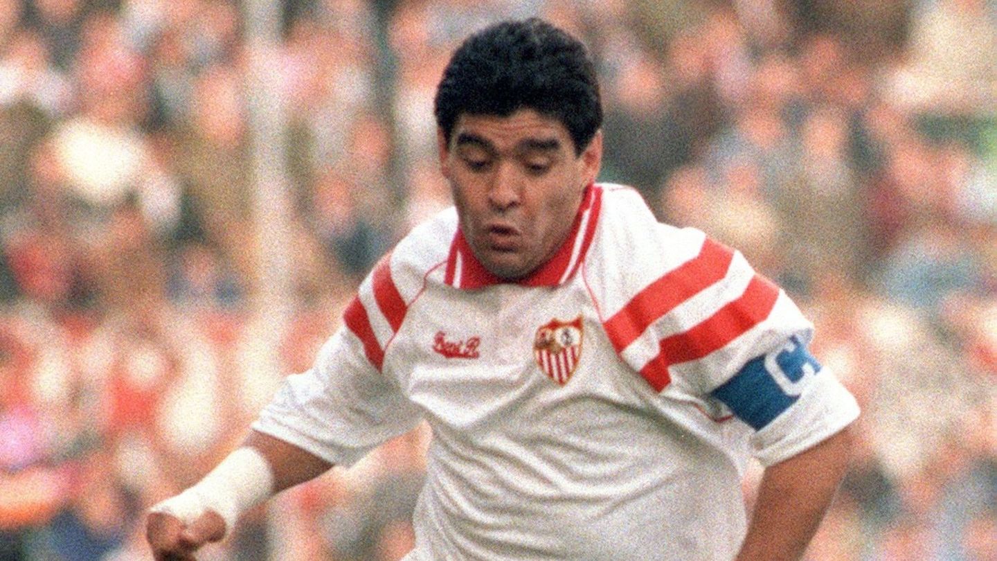 Maradona, en su etapa en Sevilla. (EFE/José Manuel Vidal)