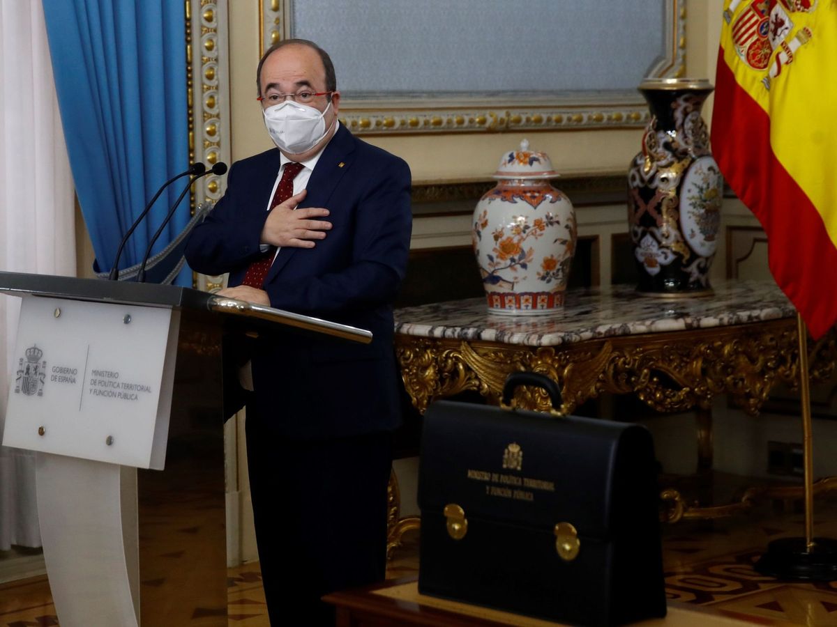 Foto: El nuevo ministro de Política Territorial y Función Pública, Miquel Iceta, ofrece un discurso durante el traspaso de carteras. (EFE)