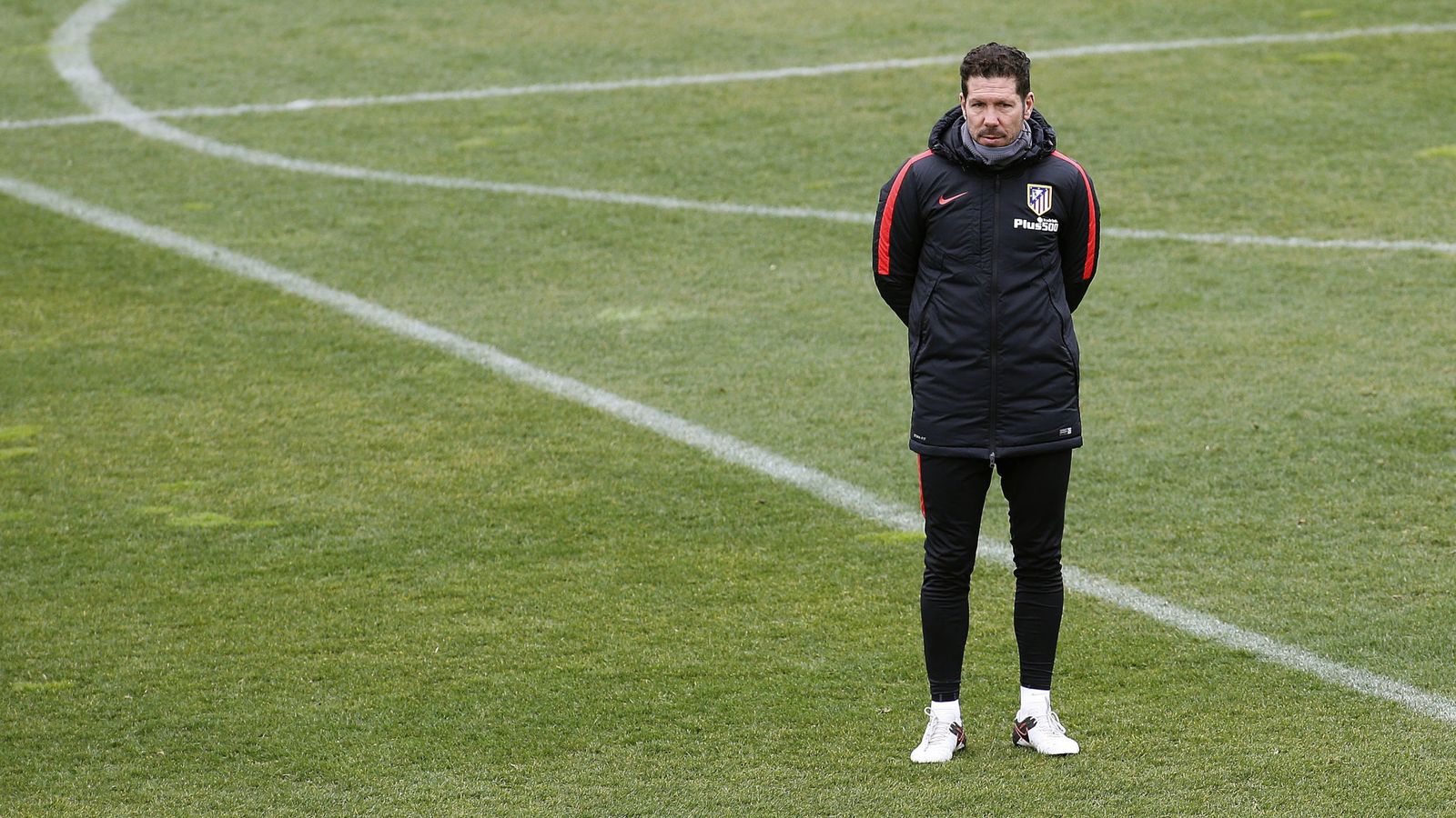 Foto: Simeone, observando de cerca el entrenamiento de sus jugadores (Efe).