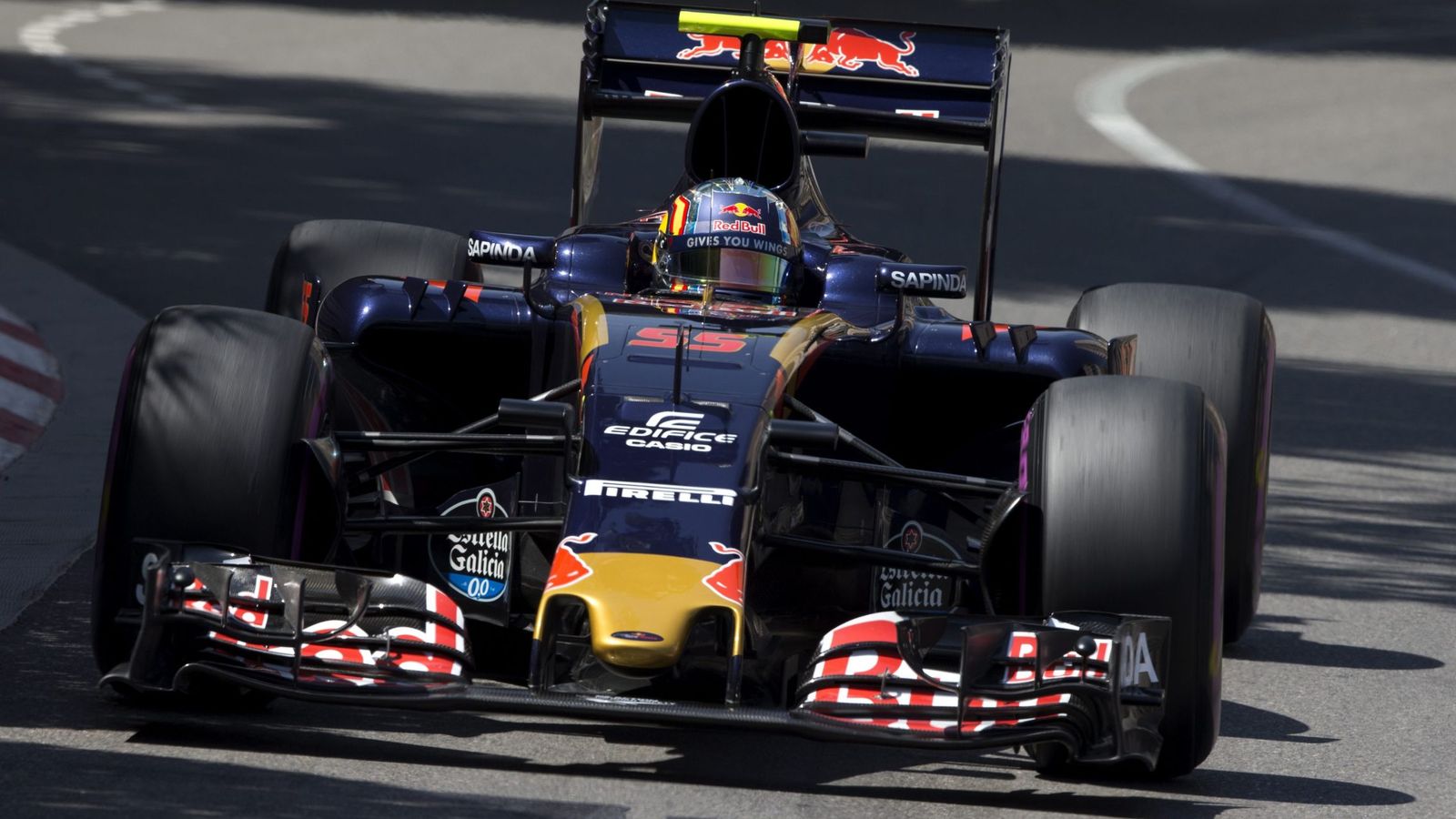 Foto: El Toro Rosso de Carlos Sainz sobre la pista de Mónaco.